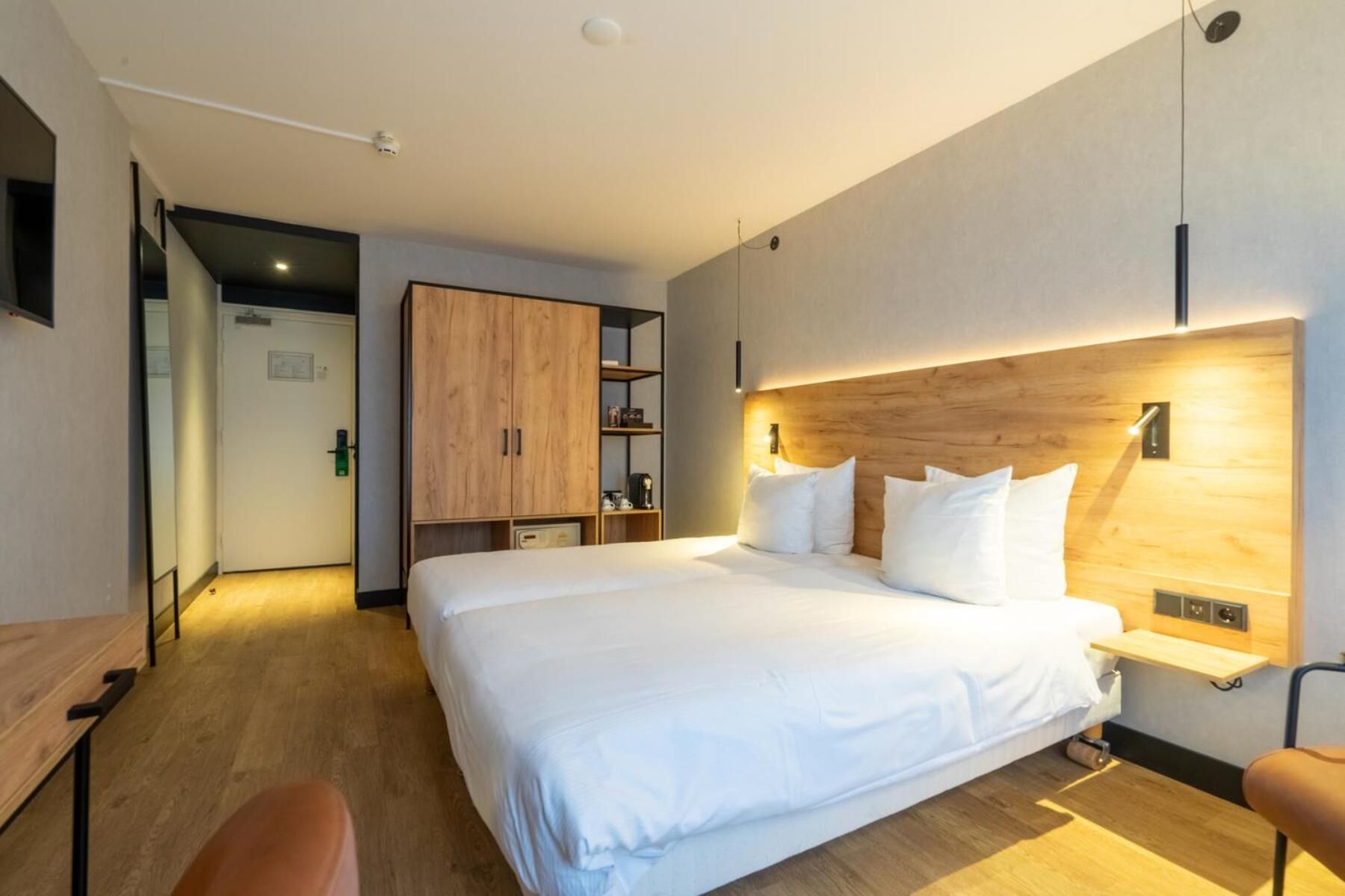 in-room safe, individually decorated, individually furnished, desk