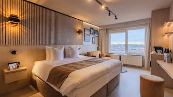 Habitación estándar doble | Caja fuerte, decoración individual, mobiliario individual y escritorio