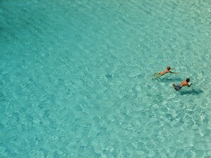A clear blue pool with two people swimming. - My Rooms Ciutadella - Adults Only by My Rooms Hotels (Ciutadella de Menorca)
