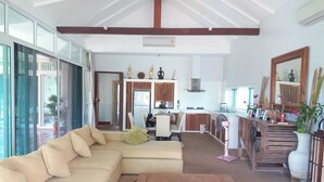 3 Bedrooms Pool Villa  | 거실 공간 | 평면 TV, DVD 플레이어