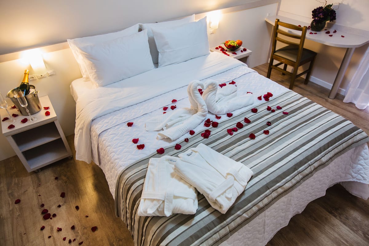 suite master | in-room safe, desk, blackout curtains, free cots/infant beds