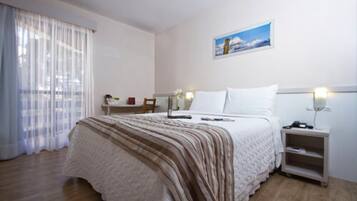 Dobbeltrom – standard | Safe på rommet, skrivebord, blendingsgardiner og barnesenger (inkludert)