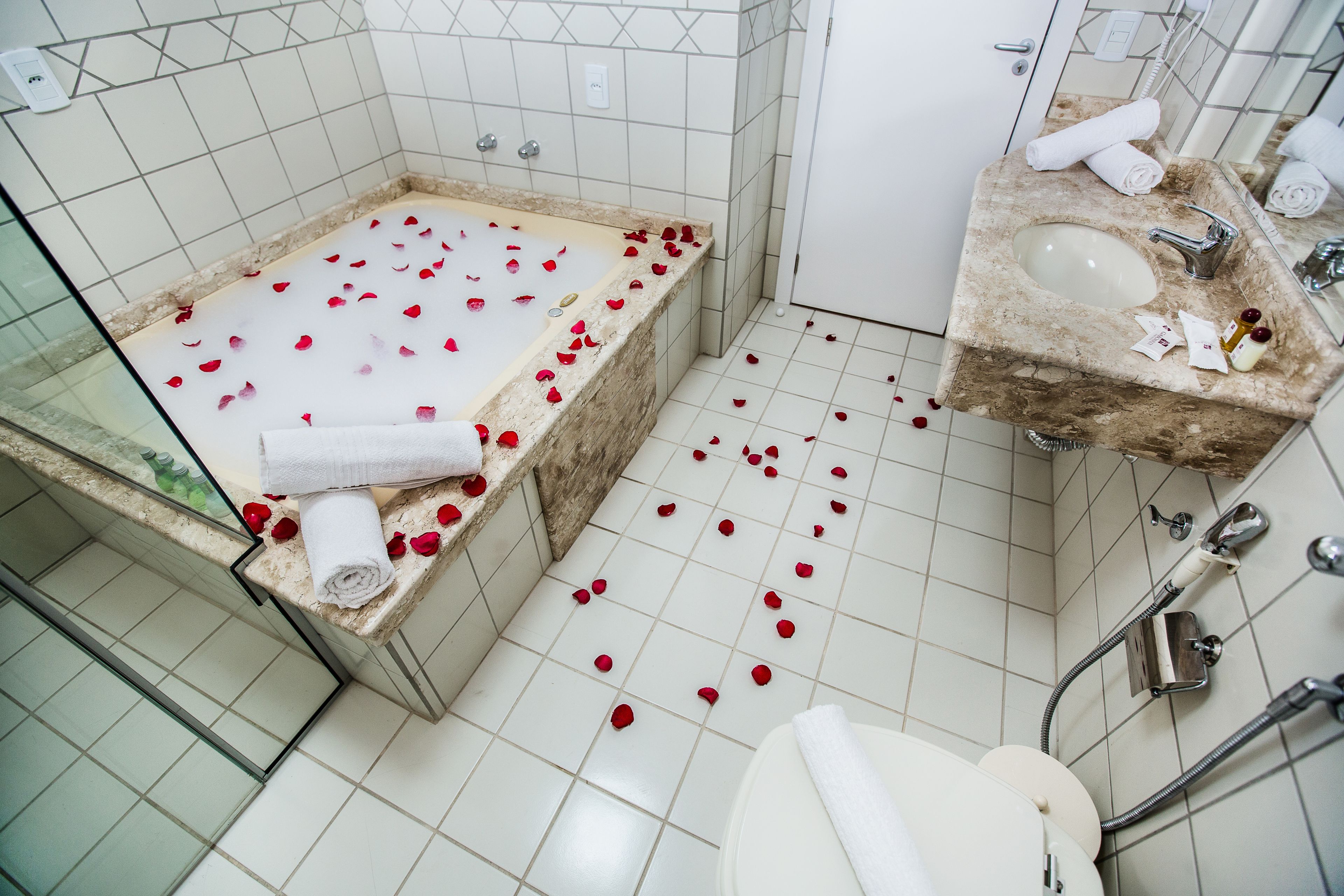 suite master | bathroom | shower, free toiletries, hair dryer, towels