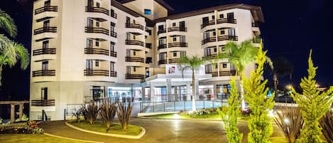 Voorkant accommodatie - avond/nacht