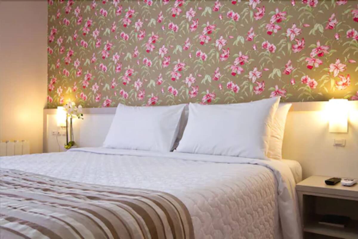Suite Master | In-room safe, desk, blackout drapes, cribs (free)