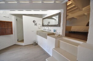 家庭套房, 2 间卧室 | 卫生间洗手盆