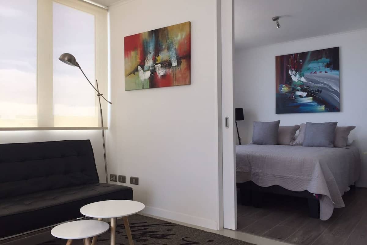 Premium-Apartment, 1 Schlafzimmer, Meerblick, Meerseite | Wohnbereich | 40-Zoll-Smart-TV mit Satellitenempfang, Fernseher