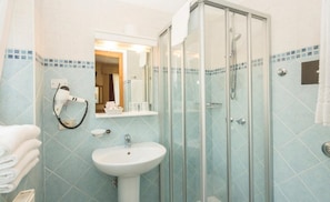 Regadera, amenidades de baño gratuitas, secadora de cabello, toallas