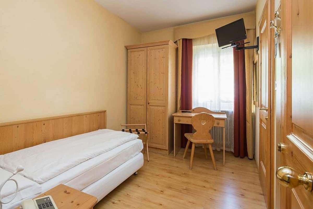 Eenpersoonskamer | Een kluis op de kamer, een bureau, verduisterende gordijnen, gratis wifi