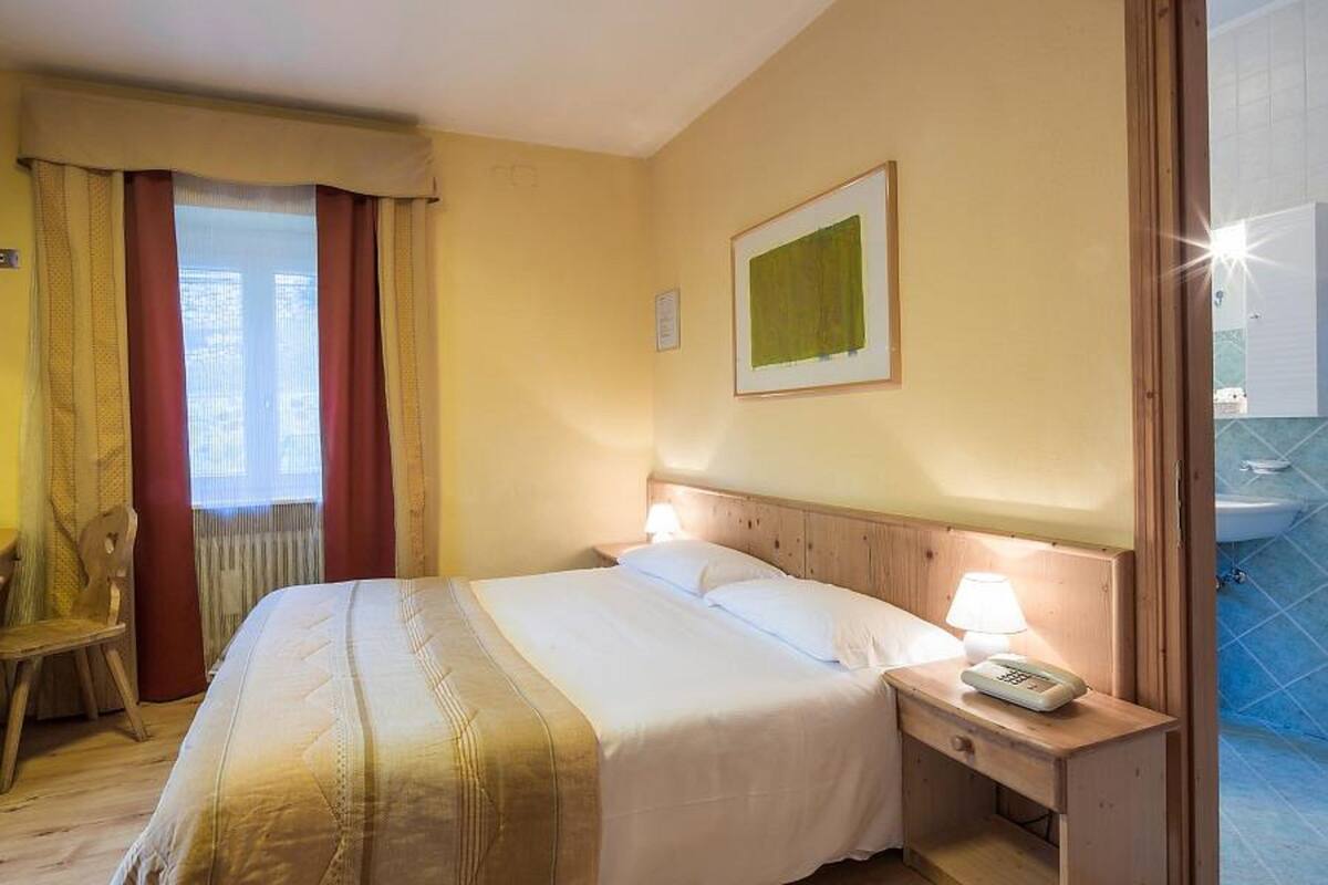 Habitación con 1 cama doble o 2 individuales | Caja fuerte, escritorio, cortinas opacas y wifi gratis