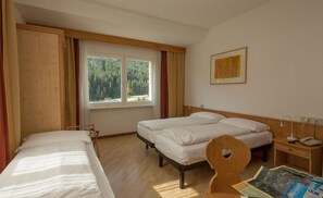 Chambre Triple | Coffres-forts dans les chambres, bureau, rideaux occultants