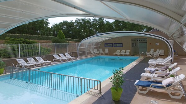 Outdoor pool, a heated pool, pool umbrellas, pool loungers - VVF Le Pays Cathare Carcassonne, Saissac (Saissac)