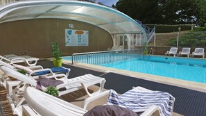 室外泳池、暖水池；泳池傘、躺椅