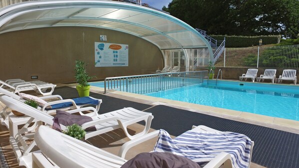 Alberca al aire libre, alberca climatizada y sombrillas en la alberca