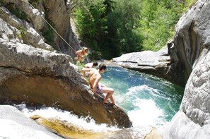 A natural rock formation with a clear water pool. - VVF Les Ecrins Champsaur, Saint Bonnet en Champsaur (Saint-Bonnet-en-Champsaur)