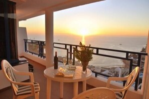 A balcony with a table set for two, overlooking a sunset over the sea. - Balcon de Taurito (Mogan)