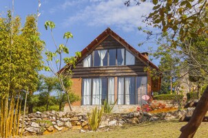 Junior Suite, Garden View | 1 bedroom, soundproofing, bed sheets