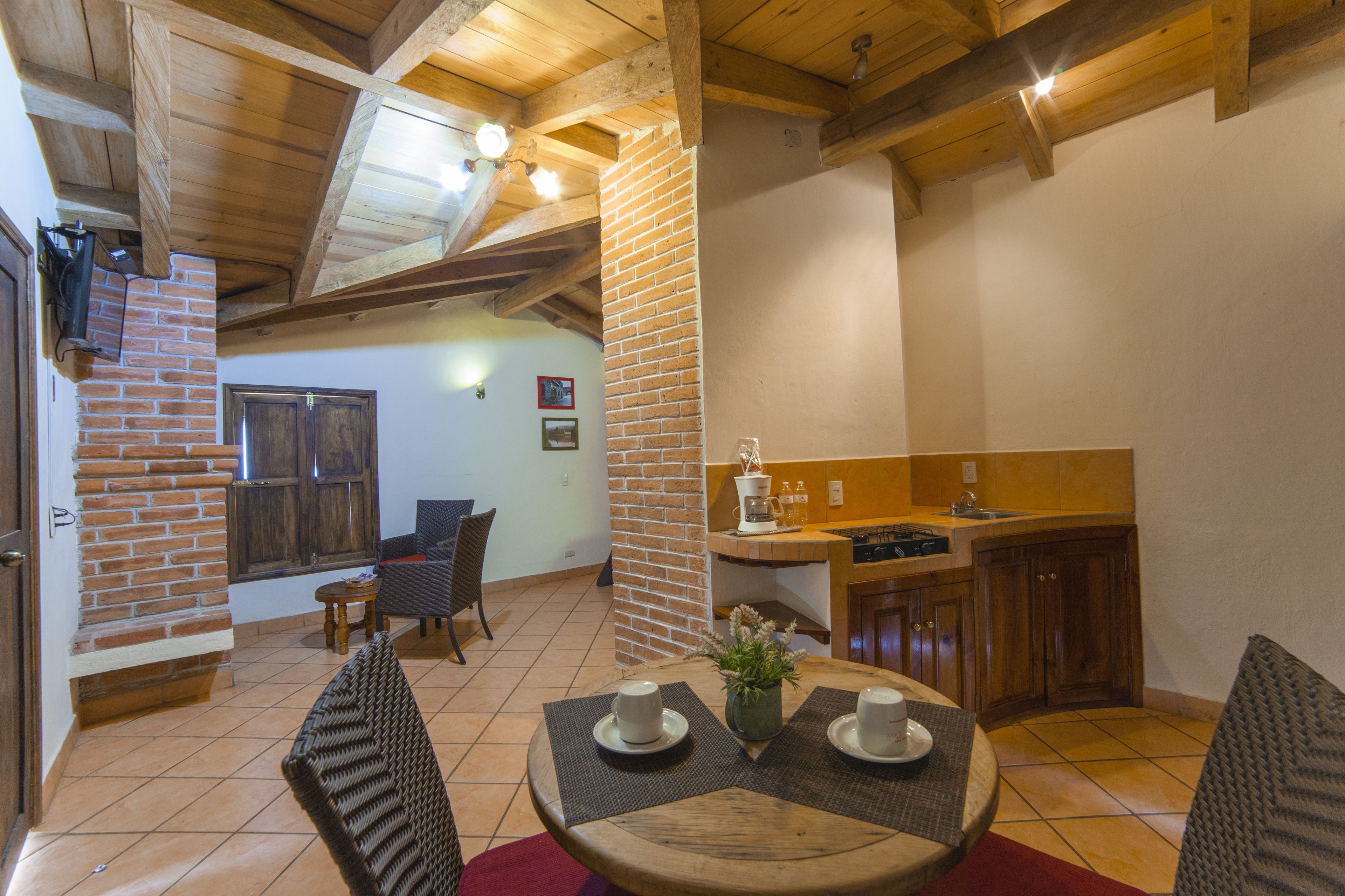 Placa de cocina, cafetera o tetera y utensilios de cocina