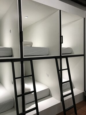 Dormitorio compartido estándar, dormitorio mixto, baño compartido | Tabla de planchar con plancha y ropa de cama 