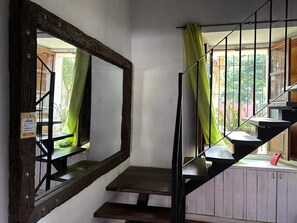 Iron/ironing board, bed sheets