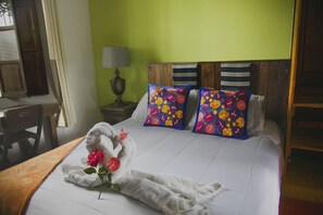 Chambre double, salle de bain privée | Fer et planche à repasser, literie fournie