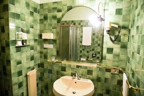 Chambre simple Standard, 1 grand lit, balcon | Salle de bain | Douche, articles de toilette (gratuits), séchoir à cheveux, peignoirs