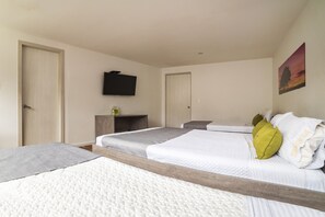In-room safe, desk, iron/ironing board, free WiFi - Hotel Feria Imperial (Bogotá)