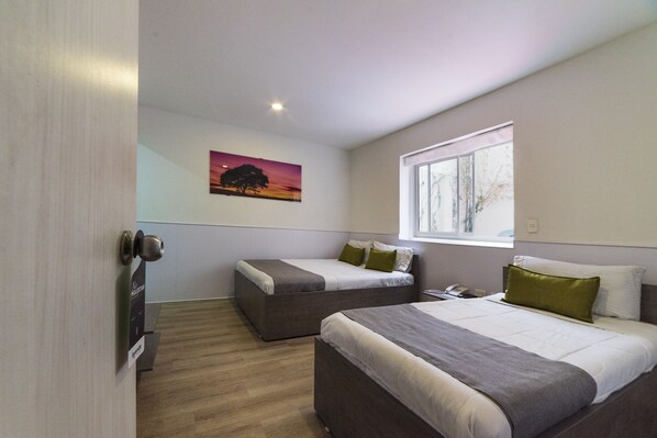 Chambre Familiale | Coffres-forts dans les chambres, bureau, fer et planche à repasser