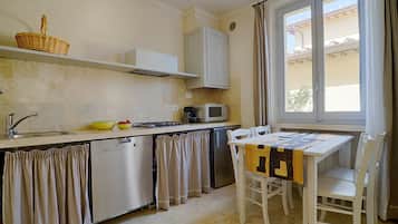 Departamento, baño privado, vista al jardín (Blue/Arancio) | Cocina compartida | Periquera