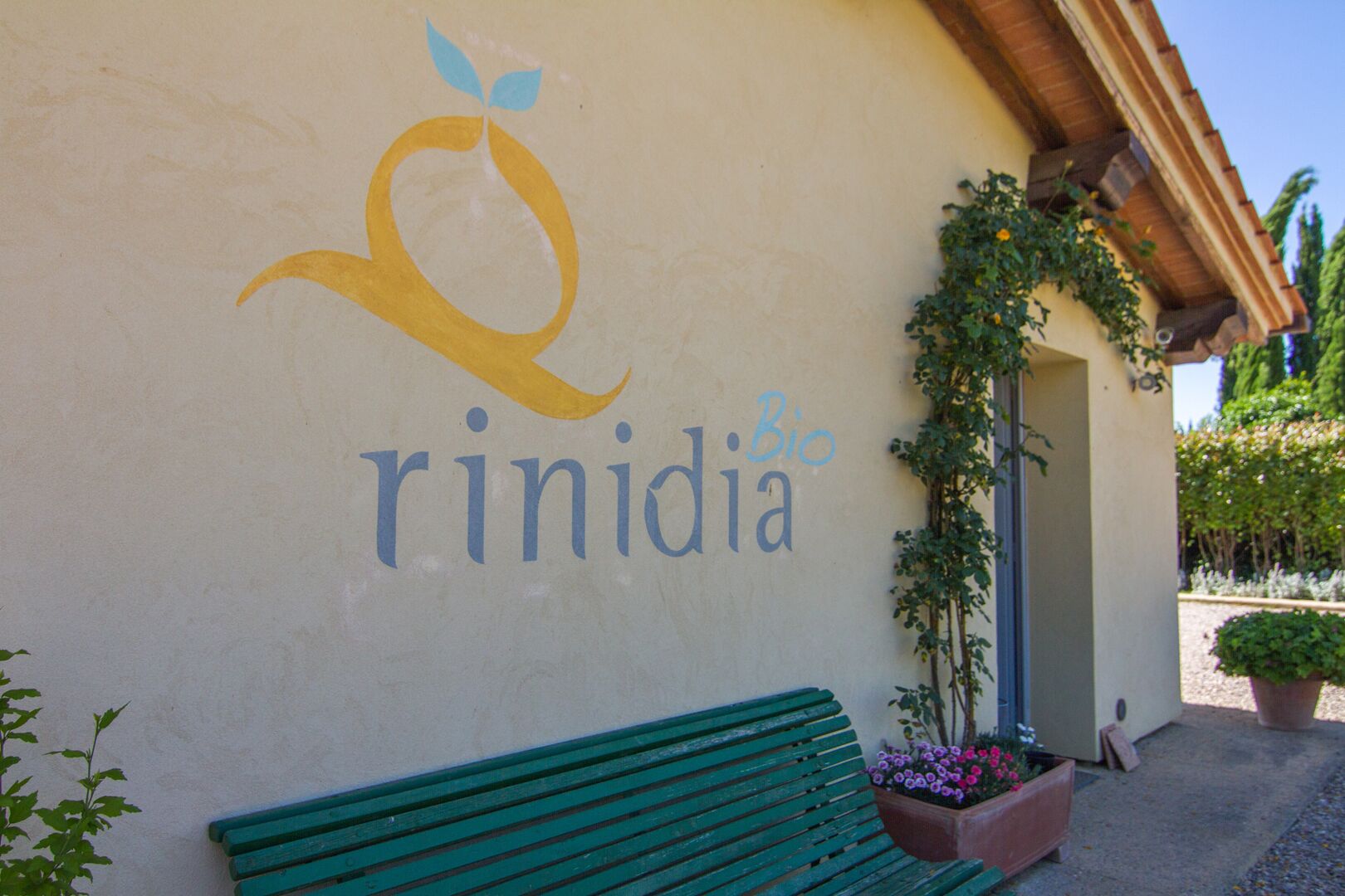 Un edificio con un letrero que dice "rinidia" y un logotipo encima.