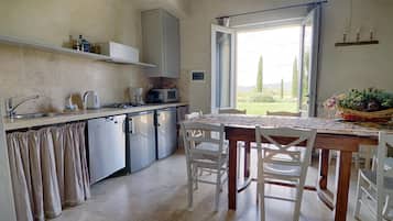 Appartamento, bagno in camera, vista giardino (Nero) | Cucina condivisa | Seggiolone