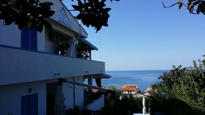 A coastal building with a balcony overlooking the sea, named B&B Villa Betta. - B&B Villa Betta (Bonifati)