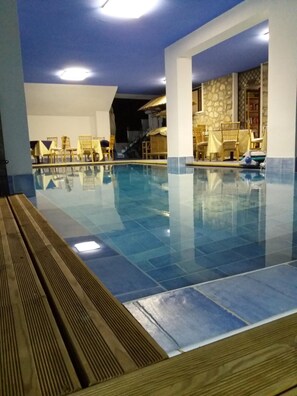 Una piscina techada, una piscina al aire libre
