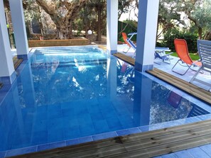 Piscine couverte, piscine extérieure, chaises longues