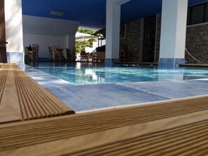 Indoor pool, outdoor pool, sun loungers - B&B Villa Betta (Bonifati)