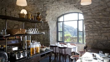 Dagelijks ontbijtbuffet (EUR 15.00 per persoon)