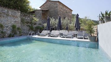 Piscine extérieure, chaises longues