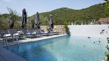 AuĂenpool, LiegestĂŒhle