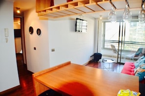 Appartamento Standard, 1 letto matrimoniale con divano letto, balcone | Area soggiorno | TV LCD
