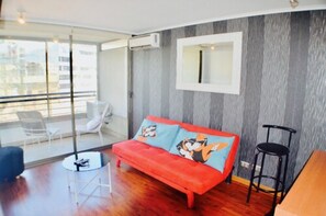 Appartamento Standard, 1 letto matrimoniale con divano letto, balcone | Area soggiorno | TV LCD