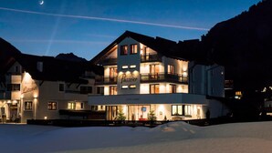 Ett hotell med flera våningar, med en tydlig skylt som visar texten ”Passeier Hotel Garni”.