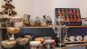 Ett område med en buffé där det finns olika sorters mat och en kaffestation.