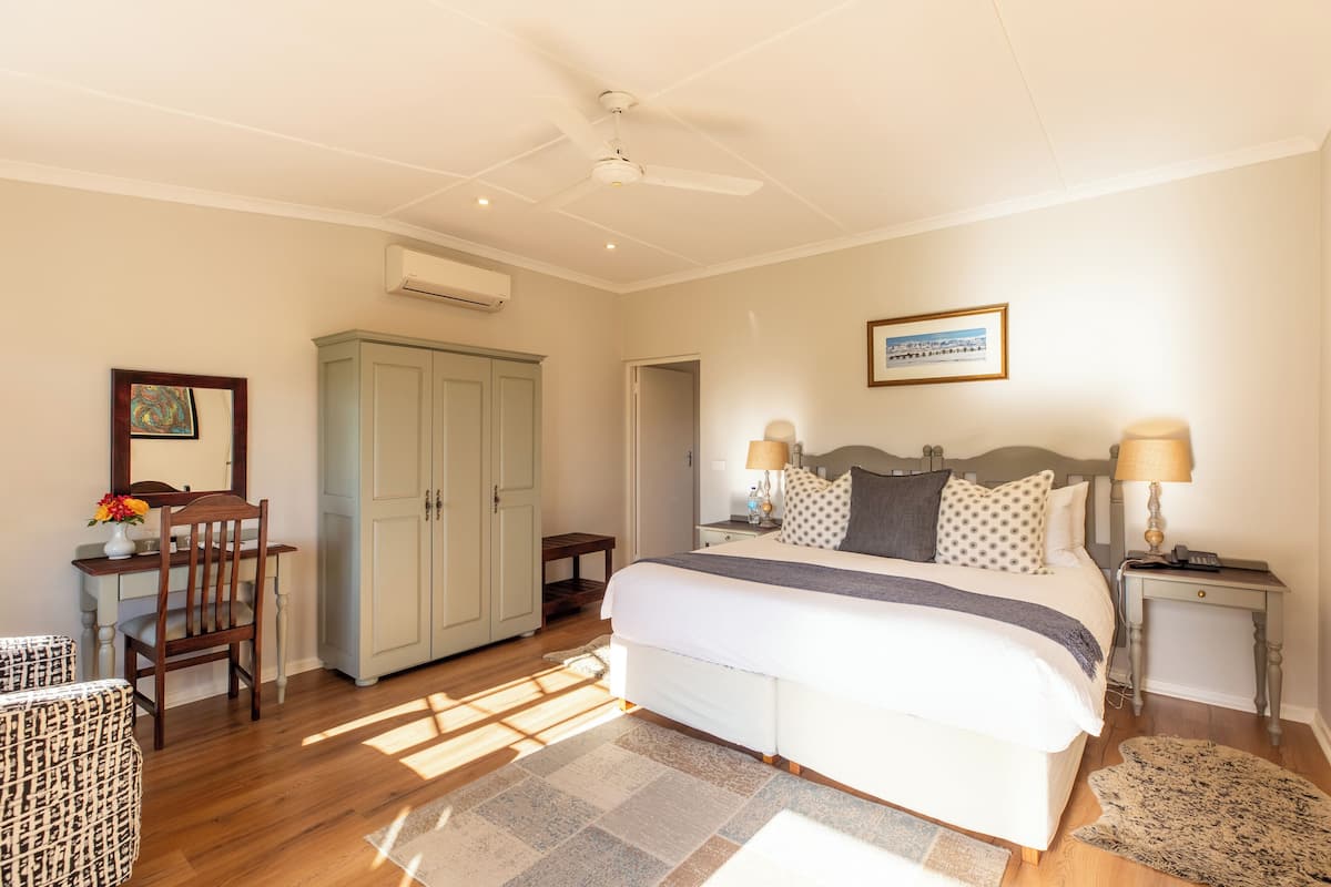 Deluxe Double Room, 1 Katil Raja (King) | Peralatan tempat tidur premium, peti besi dalam bilik, kalis bunyi