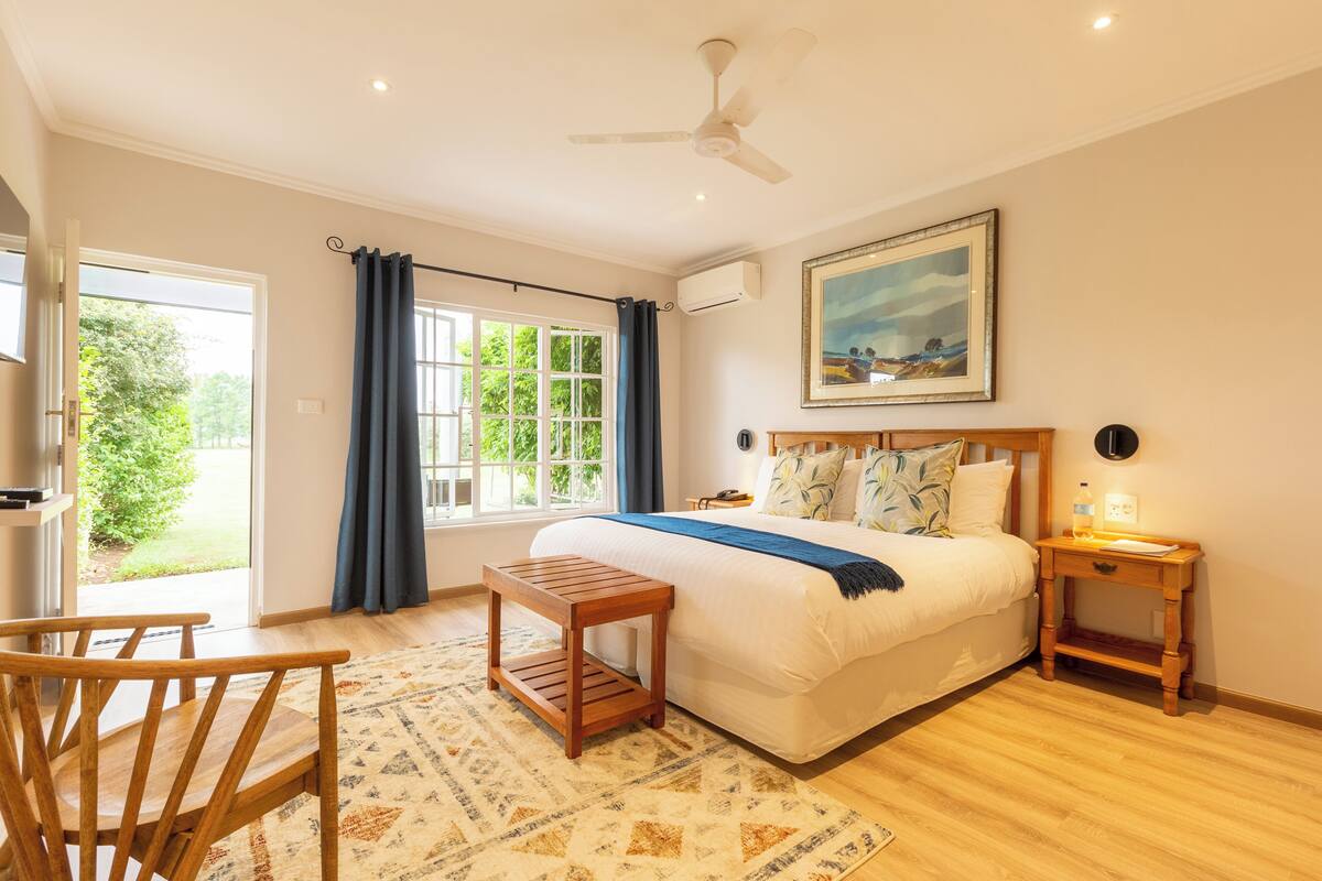 Deluxe Double Room, 1 Katil Raja (King) | Peralatan tempat tidur premium, peti besi dalam bilik, kalis bunyi