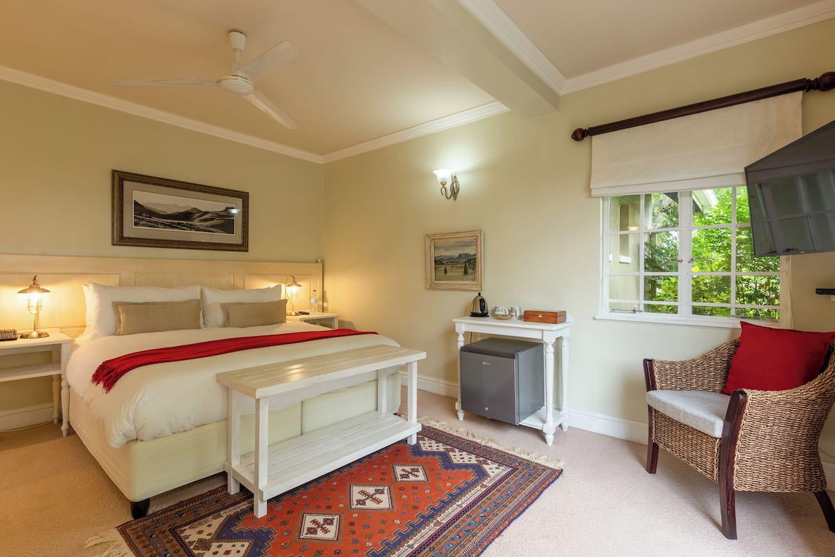 Deluxe Double Room, 1 King Bed | 1 bedroom, premium bedding, in-room safe, individually furnished