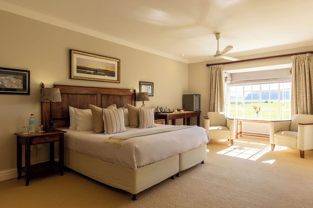 Junior Suite, 1 Katil Raja (King) | Peralatan tempat tidur premium, peti besi dalam bilik, kalis bunyi