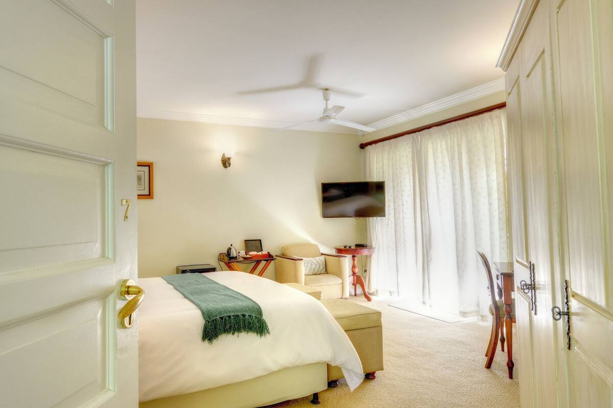 Deluxe Double Room, 1 Katil Raja (King) | Peralatan tempat tidur premium, peti besi dalam bilik, kalis bunyi