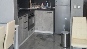 Standard Apartment, 1 Bedroom | Private kitchen | Fridge, microwave, oven, stovetop - Lubata Apartments (Sofia)