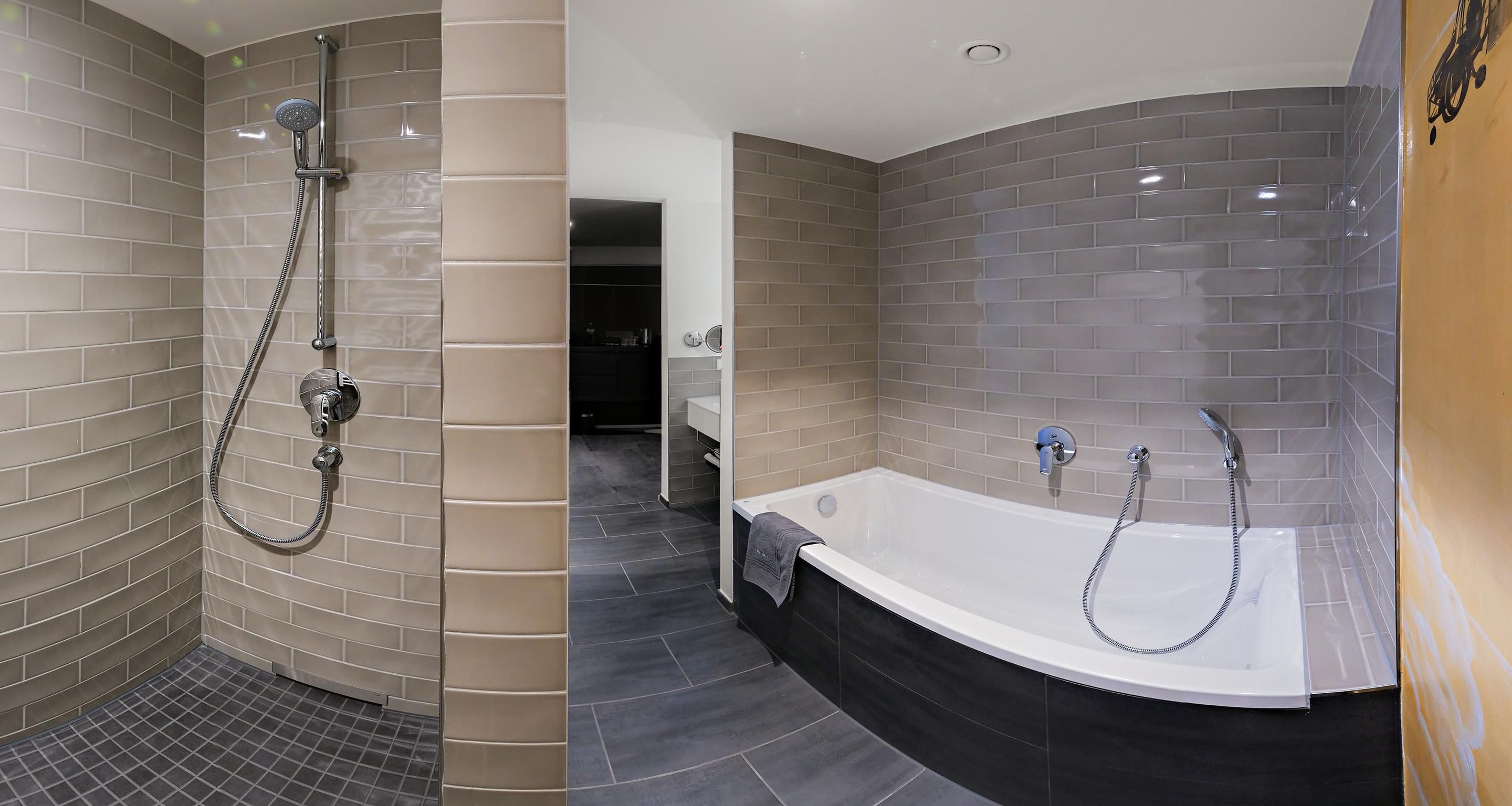 Un baño con ducha, bañera y retrete.