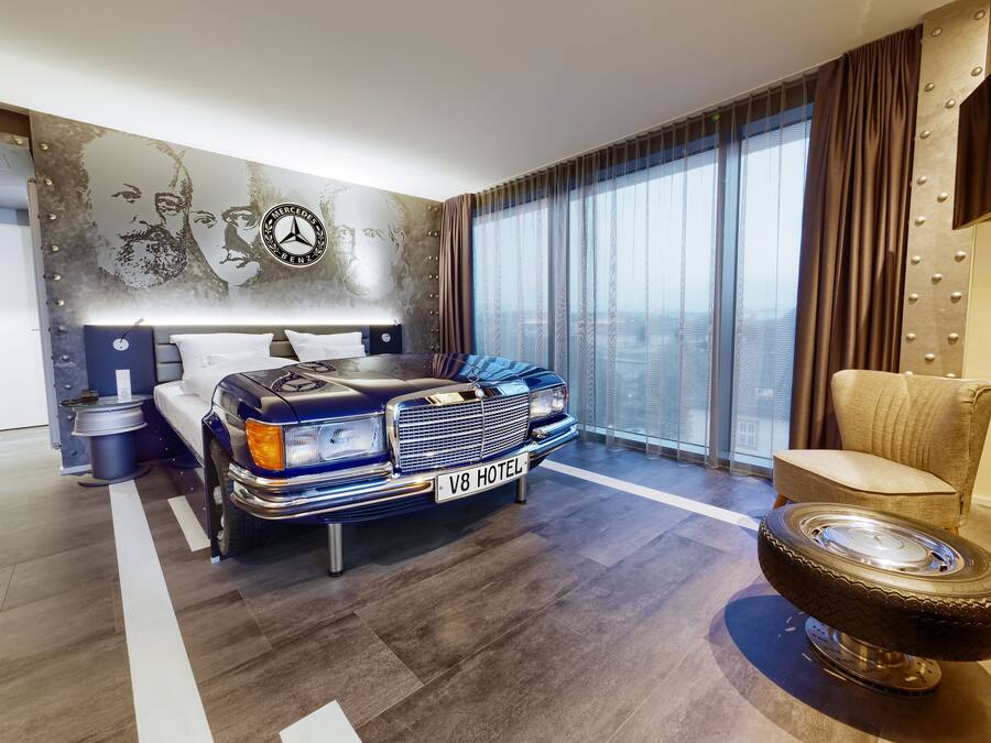 Rom, 1 dobbeltseng (Theme Room) | Safe på rommet, skrivebord, blendingsgardiner og lydisolert